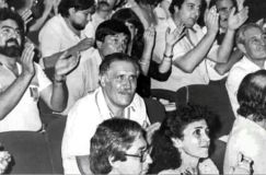 Junto a Nahuel Moreno y otros dirigentes del MAS en el Congreso de 1985.jpg
