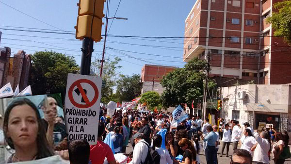 La diputada de Izquierda Socialista en el FIT Anisa Favoretti marchando junto a los docentes santiagueños