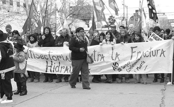Cabecera de una de las marchas contra Chevron en Neuquén.