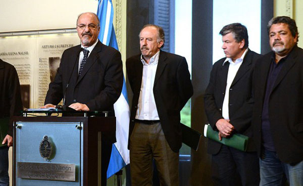 Tomada (ministro de Trabajo), Yasky y Waciesjko (CTA oficial) y Gerardo Martínez (UOCRA-CGT Balcarce)