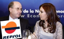 Cristina con el presidente de Repsol, Antonio Brufau. La multinaoional salió beneficiada.