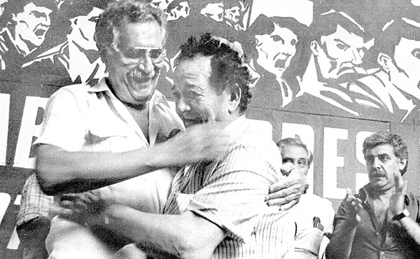 Moreno y Elías se abrazan en el escenario durante el congreso nacional de 1985