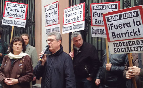 Los dirigentes del Frente de Izquierda José Castillo, Laura Marrone y Néstor Pitrola protagonizaron este lunes 21 de septiembre una protesta junto a ambientalistas y activistas antimegaminería