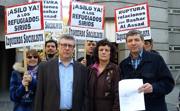 Castillo, Marrone y Giordano mostrando la nota presentada en la Cancillería Argentina reclamando asilo inmediato y ruptura de relaciones con el dictador sirio.