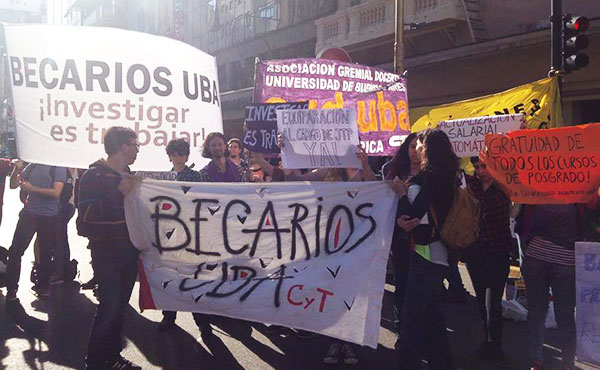 Investigadores becados por la UBA cortan Corrientes y Callao