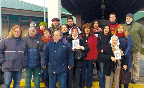Comitiva nacional de organismos de DDHH y dirigentes sindicales y políticos en apoyo a la lucha de Tierra del Fuego