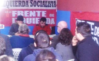  El dirigente ferroviario “Pollo” Sobrero y Cristian Duarte, miembro del cuerpo de delegados del ferrocarril Sarmiento, brindaron una charla sobre la situación del movimiento obrero ante el ajuste de Macri