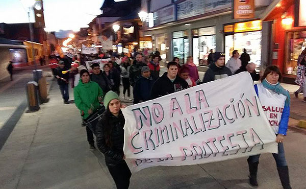 Trabajadores docentes, estatales y jubilados de Tierra del Fuego se movilizaron por el centro de Ushuaia