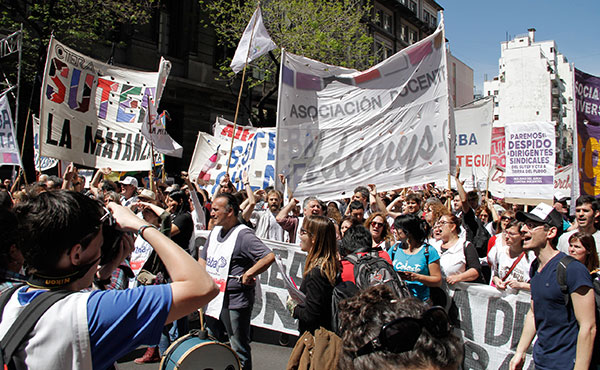 Columna de los sindicatos docentes combativos en la marcha de este martes 27 en Capital