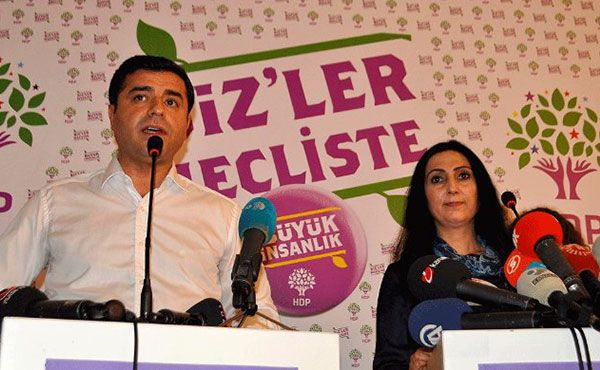 La noche del 3 de noviembre fueron detenidos dos copresidentes y once diputados del Partido de la Democracia de los Pueblos (HDP)
