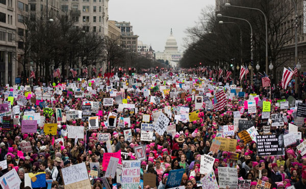 Multitudinaria marcha de mujeres en Washington contra Trump
