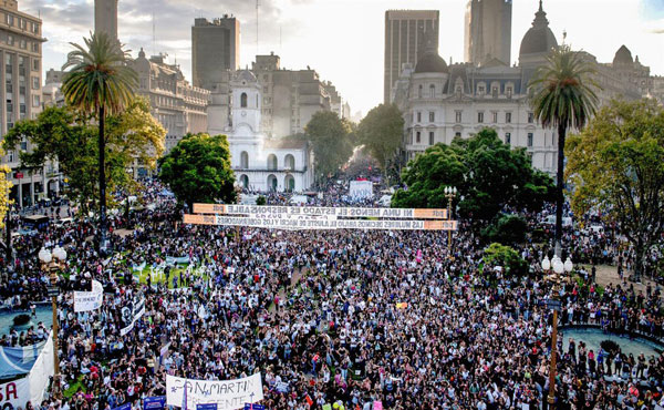 multitudianrio 8M en plaza de mayo