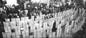 Las fotos de los chicos esperando la llegada de la marcha.