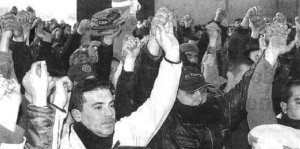 Policias en la asamblea final aprobando la propuesta