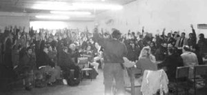 Asamblea ferroviaria aprobando el aumento salarial.