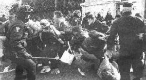 Represi�n de la Federal contra ni�os y madres embarazadas
protestando frente a la Sociedad Rural, en Capital