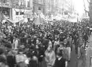 Estudiantes entrando a la Plaza.