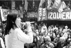 Patricia  Walsh llamando a la unidad de la izquierda.