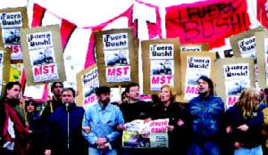  Cabecera del MST en la marcha hacia el Estadio Mundialista