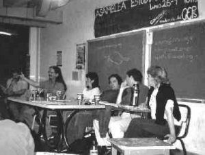 Bab� exponiendo. A su lado Walsh, Campos, Giordano y Olivero