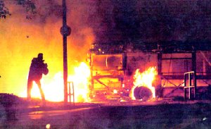 Noche tras noche, manifestantes incendian veh�culos en los suburbios de Par�s