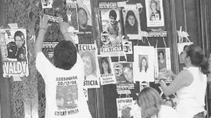 Familiares colgando el retrato de sus hijos dentro de la Legislatura porte�a