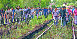 25/11/04. Ferroviarios del Mitre para y marcha por las v&iacute;s exigiendo la libertad de sus compa&ntilde;eros detenidos del Sarmiento. Por eso  hoy los han procesado.