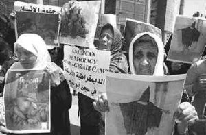 Protesta de mujeres en Irak contra la tortura.