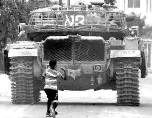 Los niños enfrentan con piedras a los tanque israelí,es