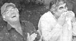 Barrionuevo y Moyano comiendo un asado en la casa del gastron�mico en Mar del Plata