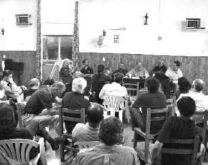 Vista de la Mesa que presidi� la charla-debate