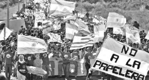 Cien mil personas en la marcha sobre el puente, d�as antes del acto de Kirchner
