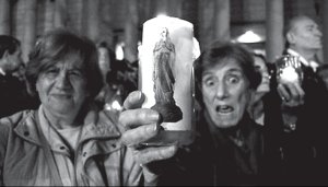 Una mujer sosteniendo una virgen, en la marcha de Blumberg