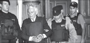 El genocida Etchecolatz, fuertemente custodiado por la polic�a