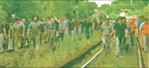 Ferroviarios del Mitre marchan por las v�as en solidaridad con los detenidos de la l�nea ex-Sarmiento. Noviembre 2004