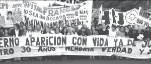 Vista de la cabecera de la marcha al primer mes de la desaparici�n de L�pez