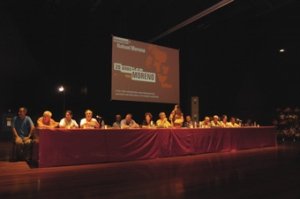 Vista de la mesa que presidi� el acto