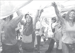 Docentes neuquinos desplegando una bandera frente a la gobernaci�n