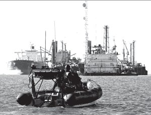 En el fondo, fragata brit�nica Cornwall, base de operaciones de los 15 marinos brit�nicos detenidos.