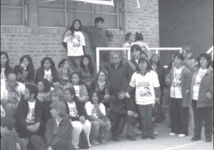 Alumnos de la escuela de Carlos, junto a sus padres. Entre ellos Graciela Calder�n