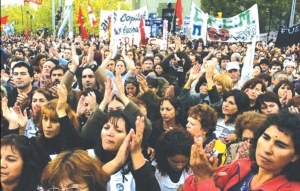 9/4. Marcha de docentes neuquinos. A la derecha, abajo, la dirigente Ang�lica Lagunas