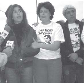 Sandra, esposa de Carlos, y Patricia, directora de su escuela