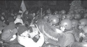 Gendarmeria reprimiendo a los docentes de Santa Cruz