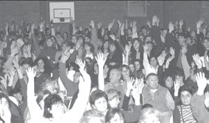 Docentes de Santa Cruz votando en masiva asamblea