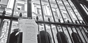 Secundarios del Colegio Mariano Acosta exigiendo soluciones