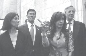 Cristina (junto al presidente y la ex ministra Miceli), en la bolsa de Nueva York, 2006. Su candidatura ya fue bendecida en el pa�s del norte