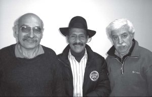 Mario Bustamante (centro), momento en que visit� nuestro local partidario donde brind� su entrevista. Lo acompa�an Miguel Lamas (izq.), de la redacci�n de El Socialista, y Miguel Sorans (der.), dirigente de la UIT-CI.