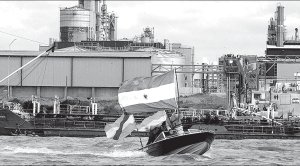 Lancha en protesta frente a Botnia