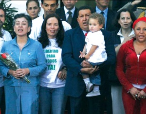 Hugo Chavez junto a Clara Rojas y Consuelo Gonzalez