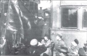 Durante la guerra civil, Trotsky inspecciona el frente occidental